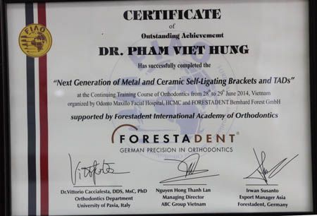 Chứng nhận Xuất sắc Forestadent – khóa Mắc cài kim loại & sứ tự khóa (2014) của BS. Phạm Việt Hùng